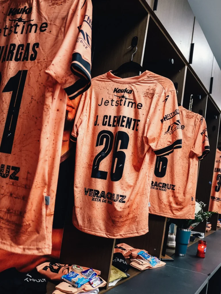 Uniformes de Piratas FC colocados en el vestidor del equipo en el Estadio Luis Pirata Fuente de Veracruz.