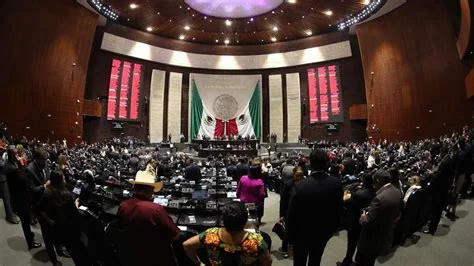 Sesión del Congreso de la Unión durante una discusión legislativa relacionada con la representación política.