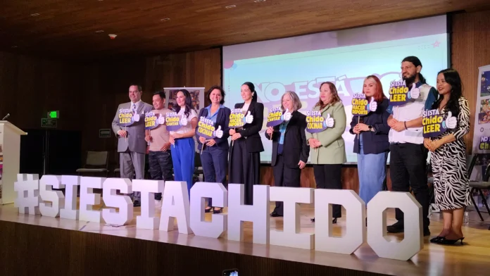 Representantes de organizaciones sociales, especialistas y autoridades durante la presentación de la campaña No Está Chido para la prevención de adicciones en México.